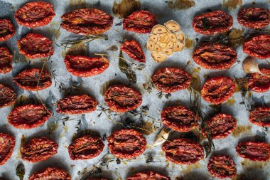 Fırın tepsisindeki domatesler, aromatik otlar, kekik, temel, sarımsak, 