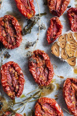 Fırın tepsisindeki domatesler, aromatik otlar, kekik, temel, sarımsak, 