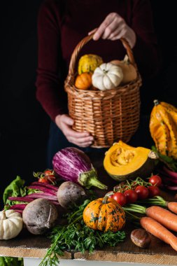 Sebzeli hasır sepet tutan kadın elleri