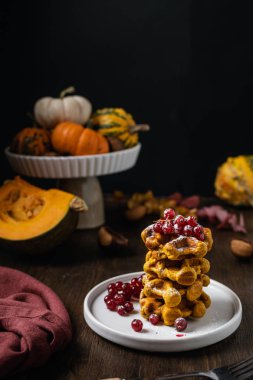 Karanlık hayat, kahvaltı waffle 'ları, taze figürler, kırmızı.