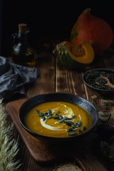 Tök tök tök leves magvakkal, olívaolaj — Stock Fotó