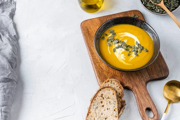 Tök tök tök leves magvakkal, olívaolaj — Stock Fotó