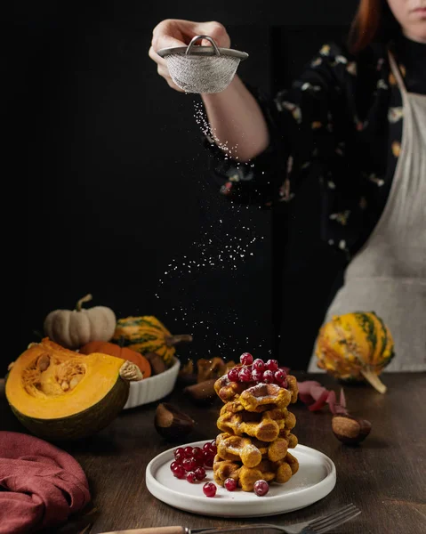 Weibliche Hand sieben Zuckerpulver auf Frühstückswaffeln, frische Feige — Stockfoto