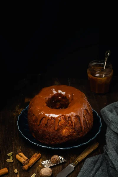 Bund cake aux épices, cannelle, anis étoilé, muscade et caramel — Photo