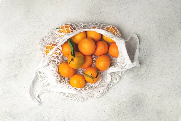 Concepto Eco Navidad, clementinas maduras orgánicas en malla de algodón b — Foto de Stock