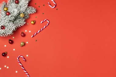 Noel kompozisyonu düz, şeker kamışı, köknar dalı, süs