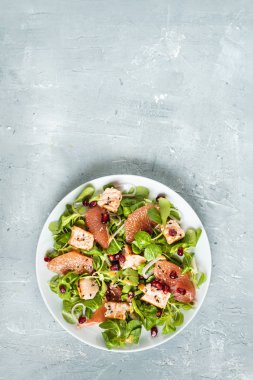 Sağlıklı beslenme, ızgara somon, roka, greyfurt ve nar.