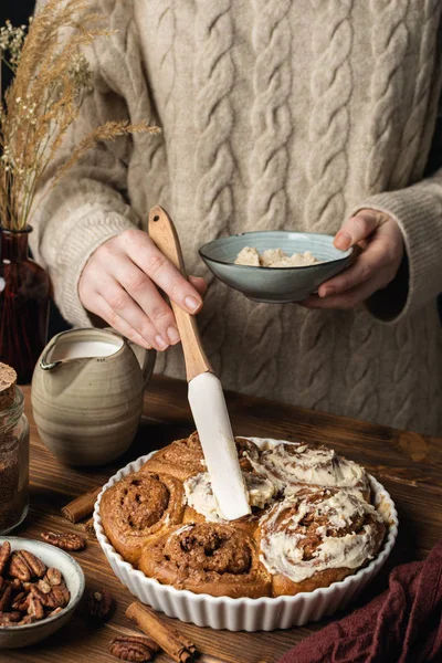 Female Hands Pouring Glaze Fresh Baked Handmade Cinnamon Rolls Pitcher — Stock Photo, Image