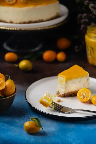 Pièce Gâteau Fromage Caillé Aux Agrumes Avec Des Kumquats Sur — Photo