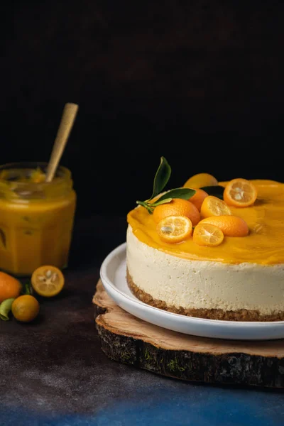 Koyu kırsal arka planda kumkatlı Citrus peynirli kek.