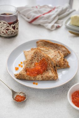 Geleneksel Rus Shrovetide krepleri havyarlı, Maslenitsa festivali yemeği