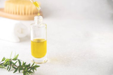 Cam damlası, vücut fırçası, aromaterapi, anti-elülit masaj spa, beyaz arkaplan, kopyalama alanından düşen serum ya da masaj yağına seçici odaklan