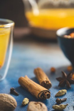 Bağışıklık desteği, alternatif ilaç deniz karabatağı çayı, hindistan cevizi kakule, yıldız anason ve tarçın çubuğu mavi arkaplanda, kopyalama alanı