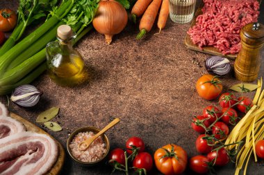 İtalyan mutfak malzemeleri arka plan, makarna, sebze, şarap, koyu kırsal arka plan, üst görünüm