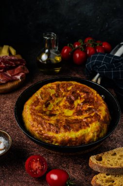Geleneksel İspanyol tortilla omleti zeytinyağı, jamon reçeli, peynir, domates, tuz, ekmek...