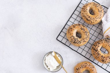 Taze pişmiş ekşi ekmek New York usulü simit.