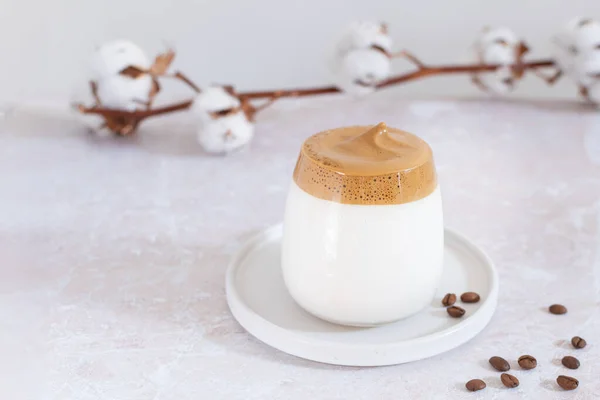 Café Dalgona Glacé Coréen Tendance Avec Fleur Coton Sur Fond — Photo