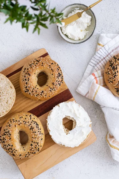 Fresh Baked Sourdough New York Style Bagels Philadelphia Cheese Light — Stock Photo, Image