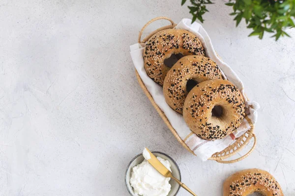Taze pişmiş ekşi ekmek New York usulü simit.