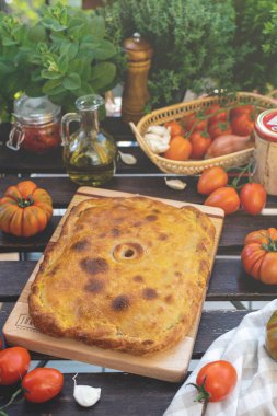 Galiçya 'dan geleneksel ispanyolca doldurulmuş ton balığı turtası masada servis edilir.