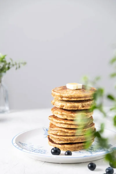 Frühstückstisch Stapel Pfannkuchen Mit Blaubeeren Stück Butter Und Honig Oder — Stockfoto