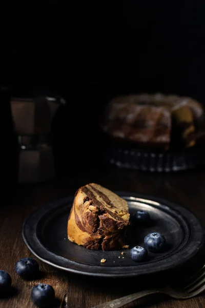 Pièce Gâteau Bundt Chocolat Vanille Avec Myrtilles Café Table Bois — Photo