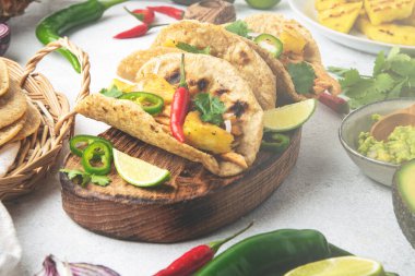 Meksika mutfağı - Meksika tacosu al pastor, domuz eti, mısır tortillası, kırmızı biber, ananas, avokado, kişniş, kireç, beyaz masa, fotokopi alanı