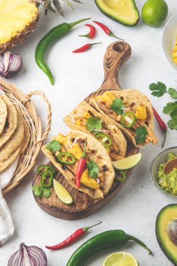 Meksika mutfağı - Meksika tacosu al pastor, domuz eti, mısır tortillası, kırmızı biber, ananas, avokado, kişniş, kireç, beyaz masa, fotokopi alanı