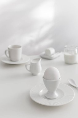 Minimum beyaz kahvaltı, keçi peyniri, süt, sade yoğurt, haşlanmış yumurta, fotokopi alanı