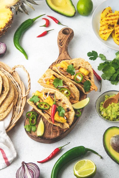 Meksika mutfağı - Meksika tacosu al pastor, domuz eti, mısır tortillası, kırmızı biber, ananas, avokado, kişniş, kireç, beyaz masa, fotokopi alanı