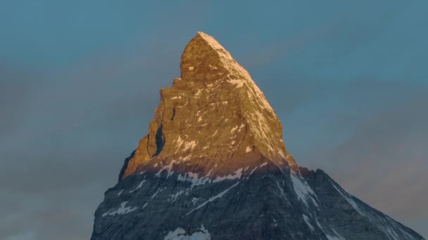 Zeitraffer des Sonnenaufgangs des erstaunlichen Berges — Stockvideo