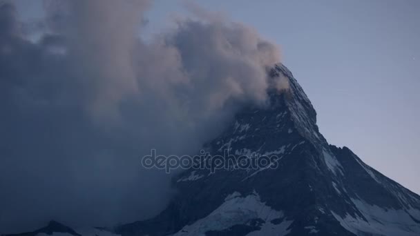 Ηλιοβασίλεμα ώρα λήξη του themountain το βράδυ — Αρχείο Βίντεο