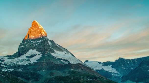 Gündoğumu zaman atlamalı şaşırtıcı Dağı — Stok video