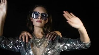 güzel kadın bir çift el ile dans 