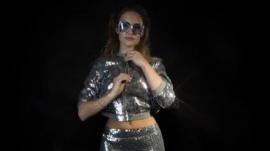 güzel bir kadın, yavaş yavaş bir üst unzips