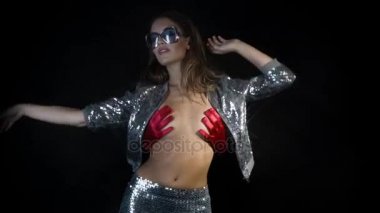 seksi güzel kadın yavaş yavaş üst unzips