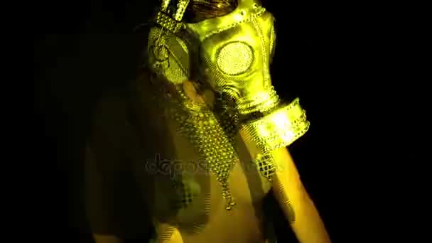 femme danse avec un masque à gaz couvert 