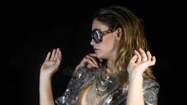 güzel kadın bir çift el ile dans 