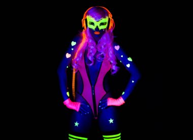 Seksi neon uv kızdırma dansçı 