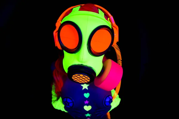 Ultra violet neon gasmask woman — Stock Photo, Image