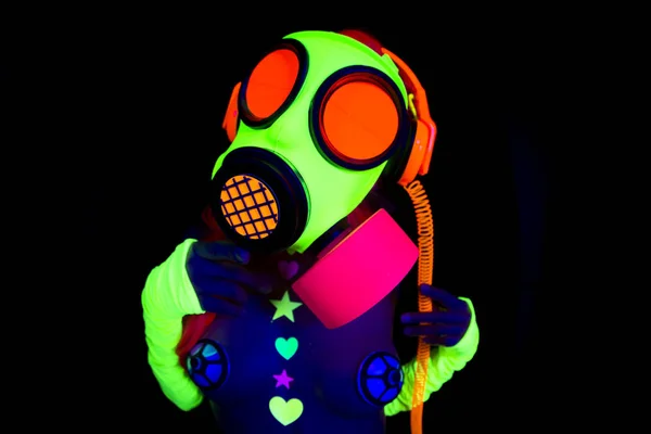 Ultra violet neon gasmask vrouw — Stockfoto