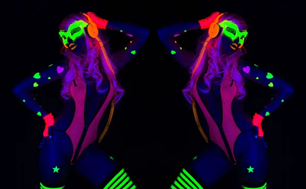 Sexy neon uv záře tanečnice — Stock fotografie