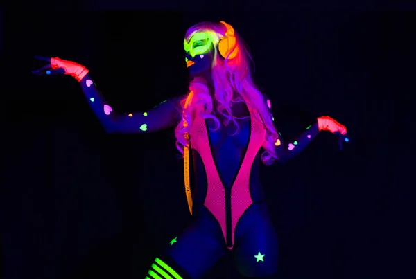 Sexy neon uv záře tanečnice — Stock fotografie