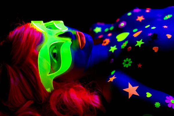 グロー uv ネオン セクシーなディスコ女性サイバー人形 — ストック写真