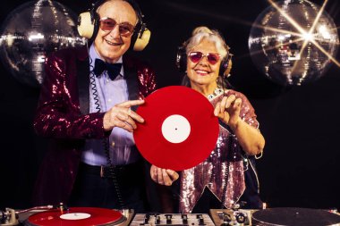 DJ büyükanne ve büyükbaba