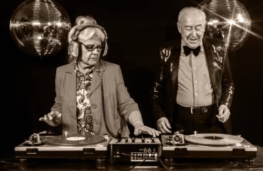 DJ büyükanne ve büyükbaba