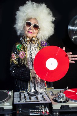 DJ büyükanne disko ortamda