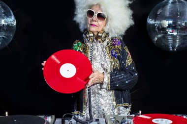DJ büyükanne disko ortamda