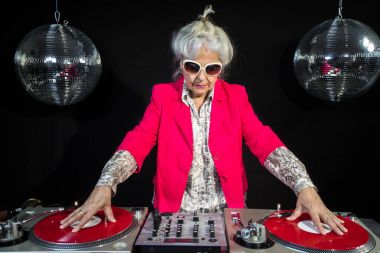 DJ büyükanne disko ortamda
