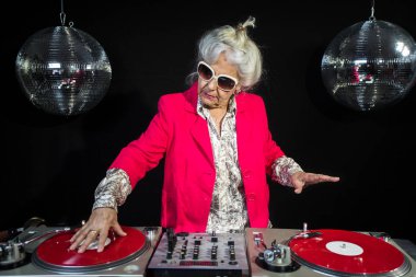 DJ büyükanne disko ortamda